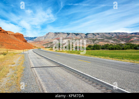 Bunte Landschaft und Autobahn Stockfoto