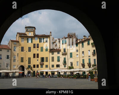 Die Piazza Anfiteatro - Lucca, Italien. Blick von der Piazza Anfiteatro, ehemaliger ein römisches Amphitheater, in Lucca. Toskana, Italien. Stockfoto