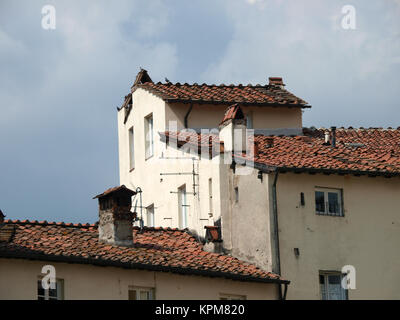 Die Piazza Anfiteatro - Lucca, Italien. Blick von der Piazza Anfiteatro, ehemaliger ein römisches Amphitheater, in Lucca. Toskana, Italien. Stockfoto