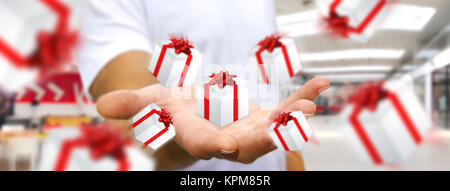 Man feiert Weihnachten Geschenk in der Hand halten Stockfoto