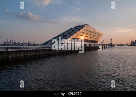 Hamburg, eine der schönsten und beliebtesten Reiseziele der Welt. Docklands, Bürogebäude an der Elbe, auf dem Fischmarkt Stockfoto