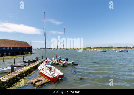 Segeln Boote an einem Holzsteg an Bosham, einem Dorf an der Küste in Chichester Harbour an der Südküste, West Sussex, Südengland, Großbritannien Stockfoto