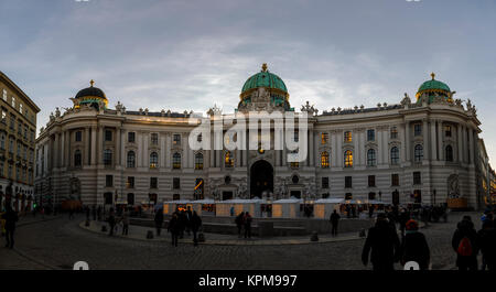 Iconic neobarocke Michaelator, Hofburg und traditionelle Wiener Weihnachtsmarkt in der Dämmerung, Michaelerplatz, Hofburg Quartal Imperial Vienna Stockfoto