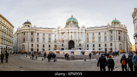 Iconic neobarocke Michaelator, Hofburg und traditionelle Wiener Weihnachtsmarkt in Michaelerplatz in der Hofburg Quartal Imperial Vienna Stockfoto