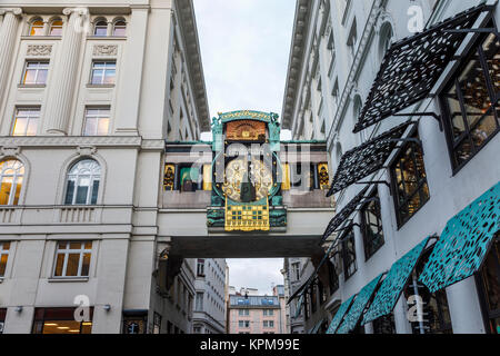 Die berühmte historische musikalische Ankeruhr in Hoher Markt, ein Wahrzeichen der ältesten Wiener Platz, Stephansdom Viertel von Wien, Österreich Stockfoto