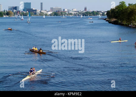 Hamburg, eine der schönsten und beliebtesten Reiseziele der Welt. Freizeitaktivitäten Ruderer auf der Außenalster Stockfoto