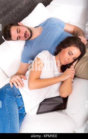 Junges Paar kuscheln auf dem Sofa zu Hause. Stockfoto