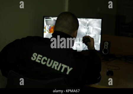 Sicherheit die man, Kontrollen im Dunkeln mit der Taschenlampe Stockfoto