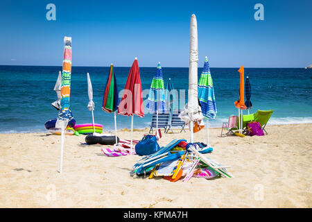 Stühlen und Sonnenschirm an einem herrlichen tropischen Strand, als Zeichen von Urlaub. Griechenland. Stockfoto