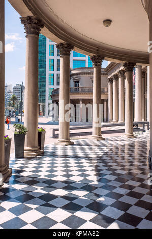 Berühmte Kolonnade im Neoklassizismus Architektur von Theater Solis in Montevideo, Uruguay, ist eine der ältesten in Lateinamerika. Stockfoto