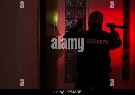 Sicherheit die man, Kontrollen im Dunkeln mit der Taschenlampe Stockfoto