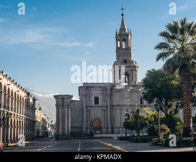 Am frühen Morgen in der Stadt Arequipa im Süden Perus und den Vulkan El Misti mit Blick auf Stockfoto