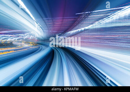 Speedy Zug in Bewegung im Tunnel Stockfoto