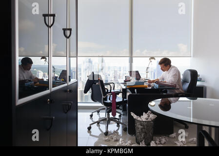 Frustriert Business Mann Briefpapier Buchstaben im Büro Stockfoto