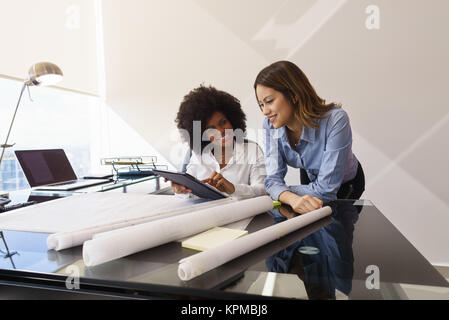 Frauen Kollegen Architekt mit Tablet PC und Blueprints Stockfoto