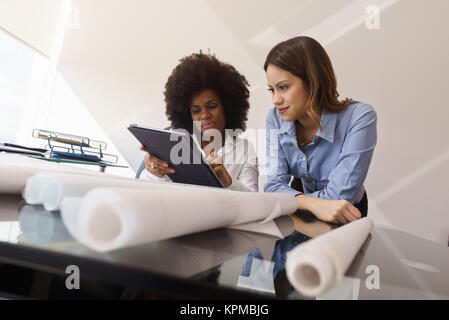 Frauen Architekten Designer mit Tablet PC und Blueprints Stockfoto