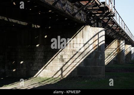 Brückenpfeiler einer alten Eisenbahnbrücke am Stadtrand von Magdeburg Stockfoto