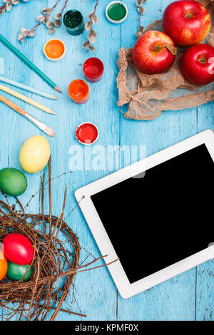 Der Blick von oben auf die Ostern auf hölzernen Tisch Büro Arbeitsplatz Stockfoto