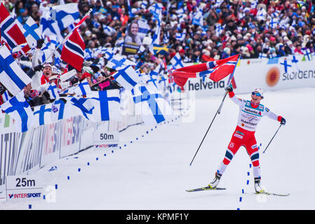 Norwegens Marit Bjorgen feiert nach Norwegen gewann der Frauen Relais, 2017 Nordische Ski-WM, Lahti, Finnland. Norwegens 100 World Champion Medaille. Stockfoto