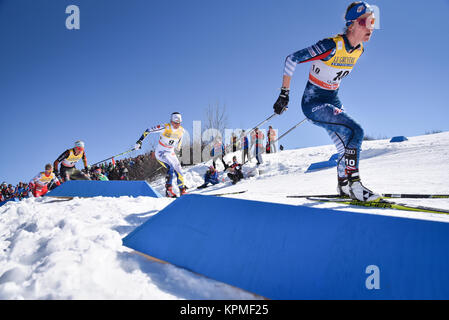 USA Sadie Bjornsen (vorne) Skifahren in der Nordischen Ski WM-Endrunden, Quebec, Quebec, Kanada, 10 K Classic; weiter ist Charlotte Kalla, Schweden. Stockfoto