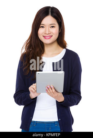 Asiatische junge Frau die Verwendung des Tablet-PC Stockfoto