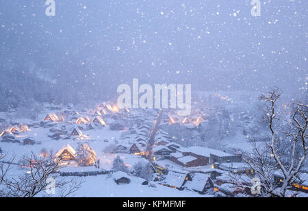 Shirakawago aufleuchtenden Schneefall Stockfoto