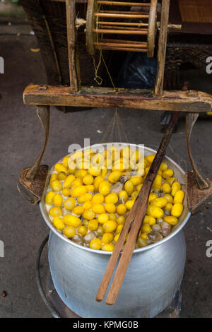 Bangkok, Thailand. Kochen Thai Seide Kokons. Stockfoto