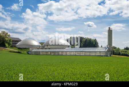 Biogasanlage und ein Gewächshaus für solare Schlammtrocknung Stockfoto