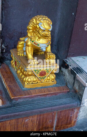 Bangkok, Thailand. Lion Guardian außerhalb Eingang zu einer Niederlassung. Stockfoto