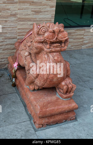 Bangkok, Thailand. Lion Guardian außerhalb einer Niederlassung, ein Juweliergeschäft. Stockfoto