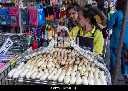 Bangkok, Thailand. Street Hersteller treibt einen Wagen aus gerösteten Bananen, Chinatown Markt. Stockfoto