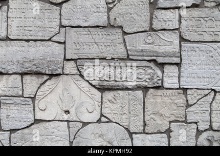 Klagemauer bei remuh Friedhof gebaut mit Fragmenten der alten jüdischen Grabsteine in Krakau, Polen. Stockfoto