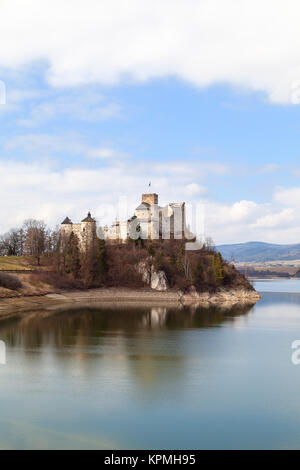 XIV Jahrhundert Niedzica Castle auf dem See Czorsztyn in Polen, Europa Stockfoto