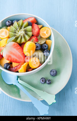 Schuessel mit frischem Obstsalat Stockfoto