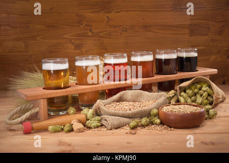 Bier Träger mit Bier Gläser Stockfoto