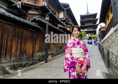 Asiatische Frau dress up mit Kimono in yasaka Pagode Stockfoto