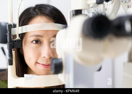 Frau, die in ihren Augen von Auge Arzt untersucht Stockfoto