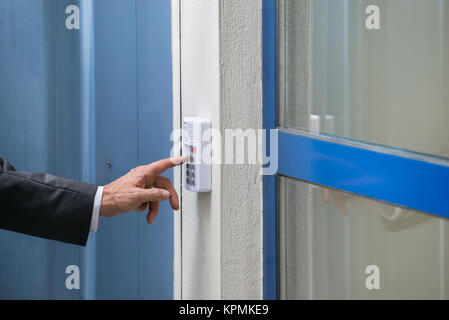 Nahaufnahme der Geschäftsmann mit Tür Sicherheitssystem auf Wand Stockfoto
