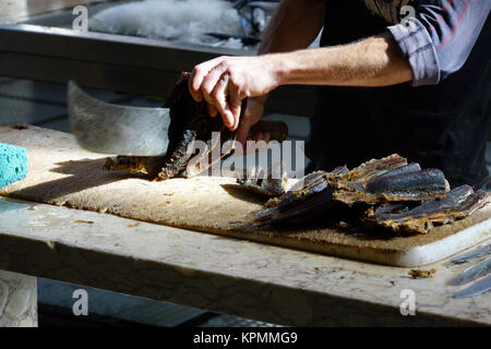 Reichhaltiges Angebot eine Früchten, Gemüse und Fisch in der Markthalle Mercado dos Lavradores, Funchal, Madeira, Portugal Stockfoto