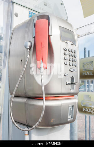 Alte öffentliche Telefonzelle, nicht mehr in Betrieb. Stockfoto