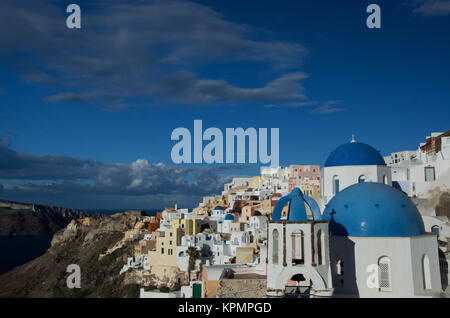 Oia auf der Insel Thira, oder Thera, ist eine kleine Stadt mit dem giechischen Archipel Santorin auf den Kykladen. Stockfoto