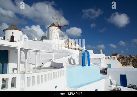 Oia auf der Insel Thira, oder Thera, ist eine kleine Stadt mit dem giechischen Archipel Santorin auf den Kykladen. Stockfoto