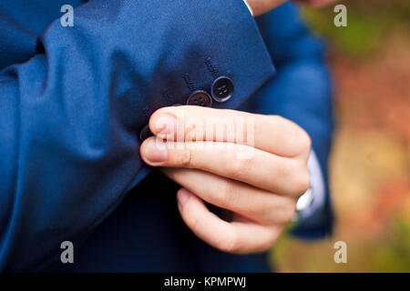 -Dressing. Nahaufnahme eines Mannes in Jacke Ärmel zu korrigieren. Stockfoto