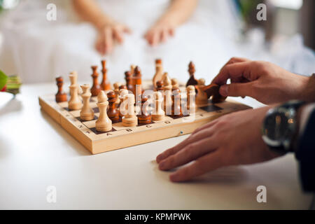 Mann und Frau spielt Schach Stockfoto