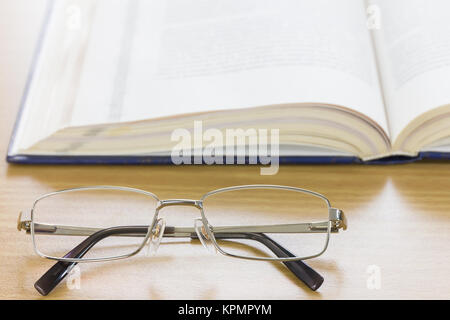 Close up Gläser und ein Buch auf dem Schreibtisch Stockfoto