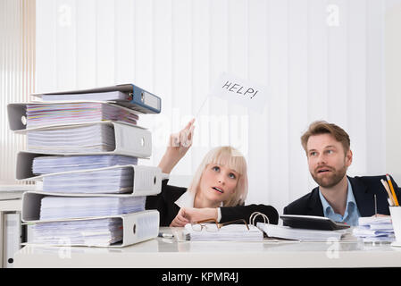Zwei Geschäftsleute, die weiße Fahne mit Hilfe Text Stockfoto