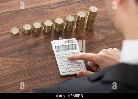 Geschäftsmann mit Taschenrechner Stockfoto