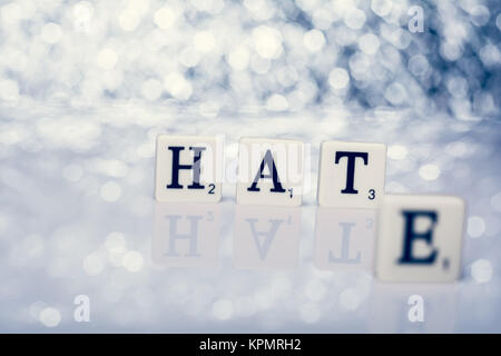 Geschriebene Wort von Fliesen mit Buchstaben - Hut oder Hass Stockfoto