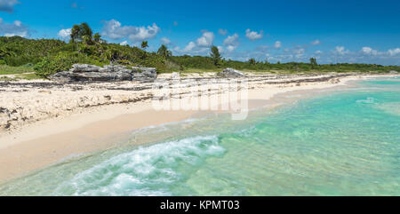 Wild tropischen Sandstrand mit türkisfarbenem Wasser. Karibische Meer in Playa del Carmen, Yucatan, Mexiko. Stockfoto