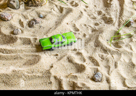 Grün Rennwagen auf der Strecke. Geht durch den Sand. Stockfoto